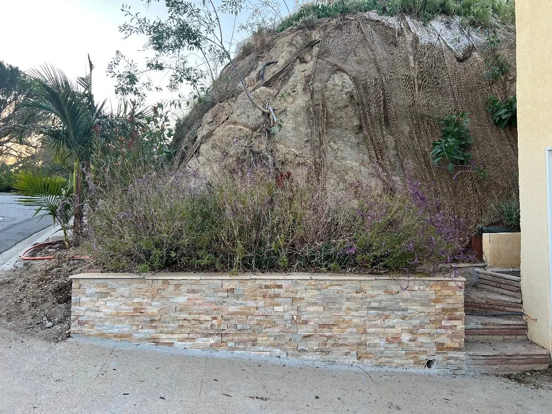 Stone-Faced Planter at a Hillside Entry in Mission Hills, San Diego